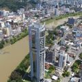 Edifício Grand Trianon é um dos mais altos de Blumenau e Justiça Federal determinou demolição da estrutura em outubro – Foto: LVP Drones/Divulgação/ND