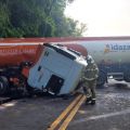 Caminhão ficou no meio da rodovia — Foto: Reprodução/Corpo de Bombeiros 