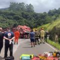 Cinco pessoas morrem após colisão entre caminhão dos bombeiros e carro no RS — Foto: Pedro Zanrosso